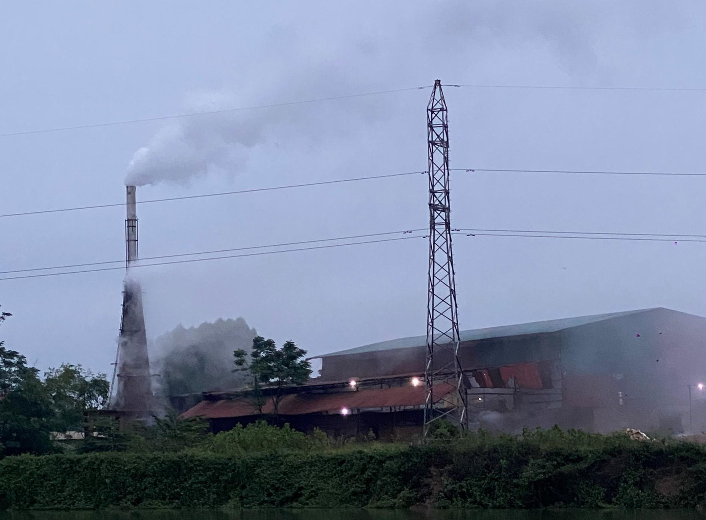 Nhà xưởng của HTX Nông nghiệp Vân Cẩm số 1 xả khói ra môi trường Nhà xưởng của HTX Nông nghiệp Vân Cẩm số 1 xả khói ra môi trường