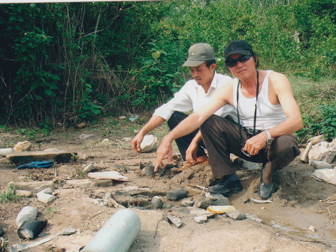 TS Bằng (đeo kính) trực tiếp giám sát quá trình khoan . TS Bằng (đeo kính) trực tiếp giám sát quá trình khoan