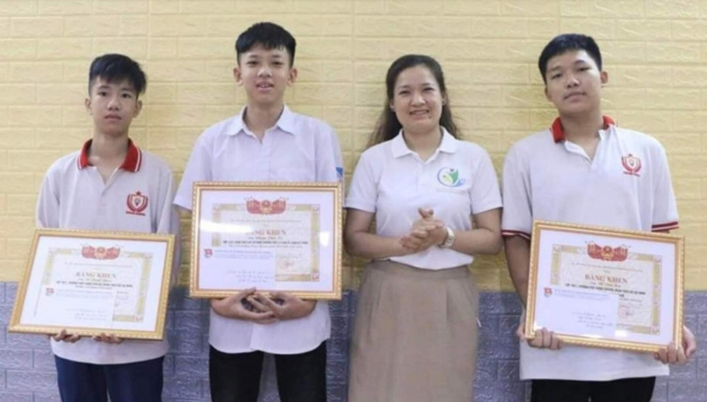 Chị Vương Toàn Thu Thủy – Bí thư Thành Đoàn Hải Phòng tặng bằng khen biểu dương 3 nam sinh đã có hành động dũng cảm cứu người