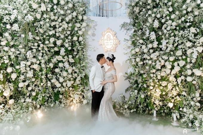 Đám cưới được tổ chức xa hoa với rất nhiều hoa tươi. Đám cưới được tổ chức xa hoa với rất nhiều hoa tươi.
