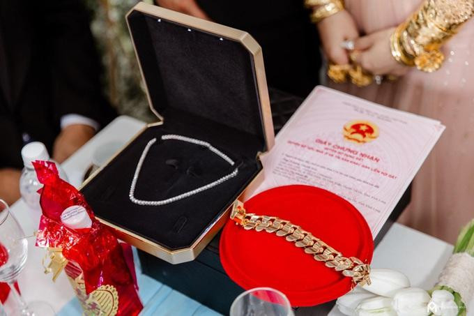 Ngoài vàng ròng, cặp đôi còn được tặng kim cương, sổ đỏ. Ngoài vàng ròng, cặp đôi còn được tặng kim cương, sổ đỏ.