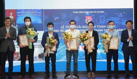 Bí thư thường trực T.Ư Đoàn Bùi Quang Huy và Phó Trưởng ban Tuyên giáo T.Ư Trần Thanh Lâm trao giải Nhì cho nhóm tác giả báo Tiền Phong tại giải thưởng báo chí toàn quốc về công tác Đoàn và phong trào thanh thiếu nhi năm 2021