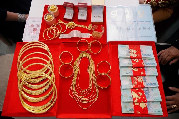 Một phần trang sức vàng ròng mà cặp đôi Thiên Như, Nhựt Anh được tặng trong ngày cưới. Một phần trang sức vàng ròng mà cặp đôi Thiên Như, Nhựt Anh được tặng trong ngày cưới.