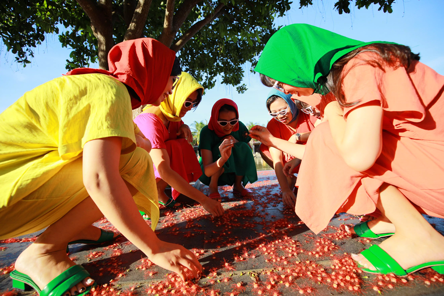 Khoảnh khắc vui đùa dưới tán cây lộc vừng