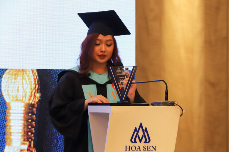 Nữ sinh Stephanie Anonuevo Grimalt tốt nghiệp thủ khoa tại trường ĐH Hoa Sen (Ảnh: Y.N)