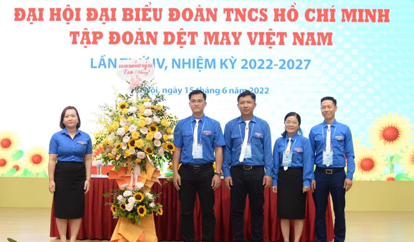 Chị Trần Thị Ngọc Quỳnh, Phó Bí thư Đoàn Khối Doanh nghiệp Trung ương tặng hoa chúc mừng Đại hội