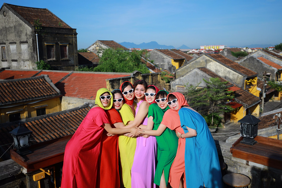 Một du khách (váy tím) vô tình bắt gặp nhóm bạn trên. Quá thích thú trước trang phục bảy sắc cầu vồng của nhóm, nữ du khách ngỏ ý chụp ảnh cùng