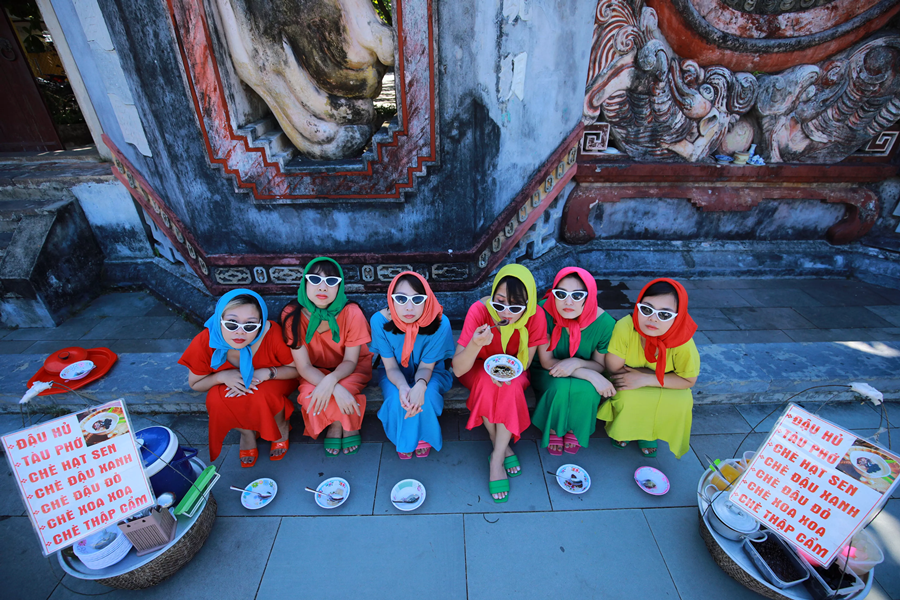 Chị Huyền thật thà tiết lộ, cả nhóm không hề trang điểm trước khi chụp ảnh mà chỉ điểm một chút son. Hầu hết ảnh đăng tải đều là ảnh gốc, không qua chỉnh sửa. Họ muốn có bộ ảnh chân thật và tự nhiên nhất