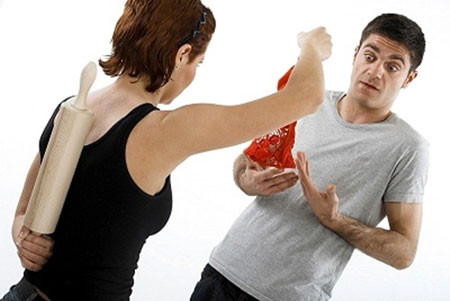 Vợ chồng khẩu chiến nảy lửa chỉ vì cái quần lạ ảnh 1