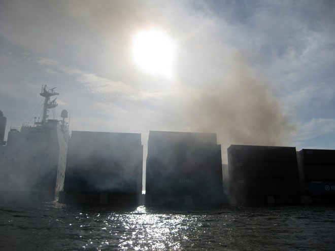 Khói bốc ra từ vụ cháy trên tàu Heung - A Dragon có mùi rất khét giống mùi thuốc diêm, ngửi một lúc gây khó thở