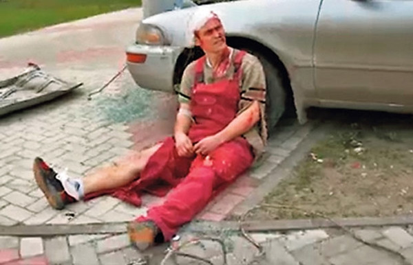 Alexey đã thuê 1 dàn diễn viên và đạo diễn để có màn kịch 