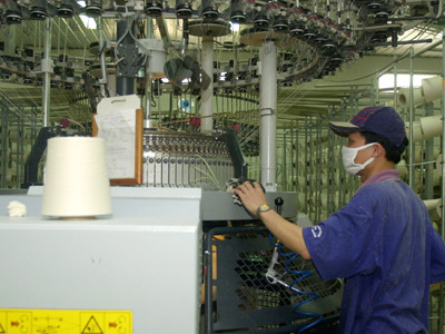 Công nhân tại xưởng may của một DNNN. ảnh: Ngọc Châu. Công nhân tại xưởng may của một DNNN. ảnh: Ngọc Châu