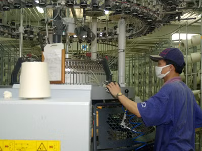 Công nhân tại xưởng may của một DNNN. ảnh: Ngọc Châu