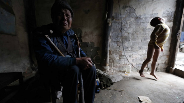 Cậu bé 11 tuổi lúc nào cũng bị xích ở chân. Cậu bé 11 tuổi lúc nào cũng bị xích ở chân