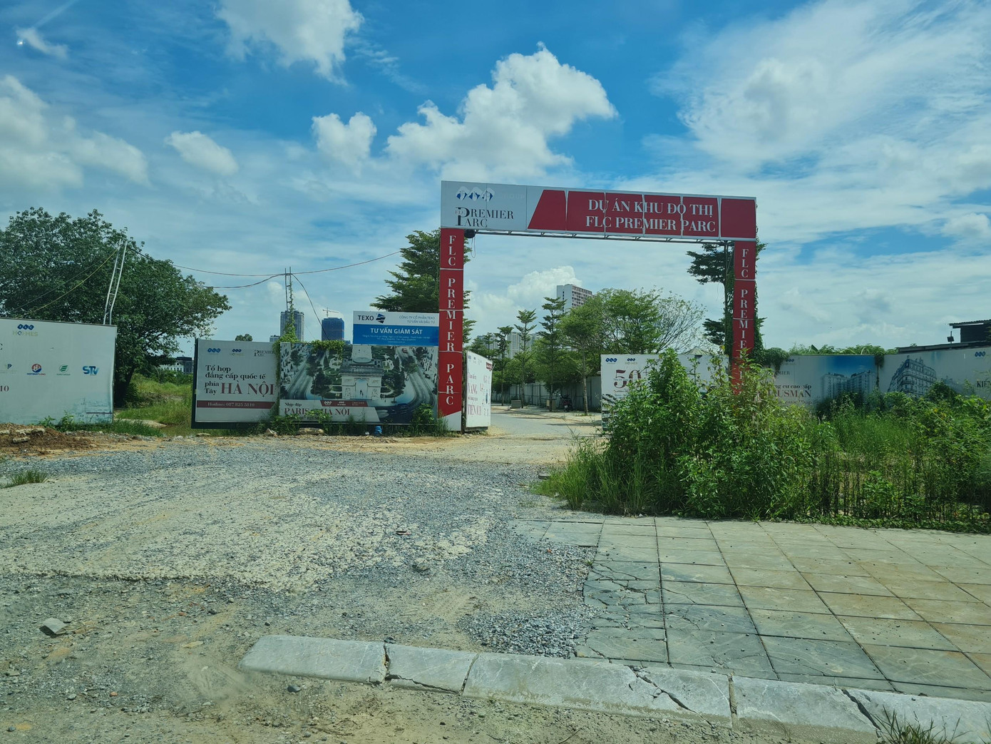 Dự án chung cư FLC Đại Mỗ chưa đủ thủ tục nhưng vẫn thu tiền khách hàng bằng hợp đồng theo "Văn bản thỏa thuận". Dự án chung cư FLC Đại Mỗ chưa đủ thủ tục nhưng vẫn thu tiền khách hàng bằng hợp đồng theo "Văn bản thỏa thuận".