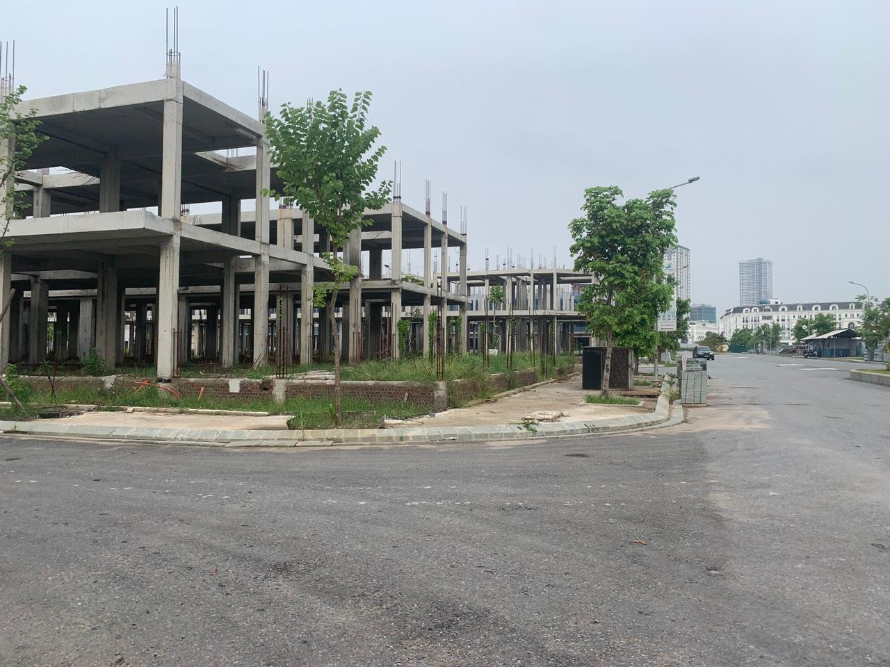 Khu thấp tầng của dự án FLC Đại Mỗ bỏ hoang. Khu thấp tầng của dự án FLC Đại Mỗ bỏ hoang.