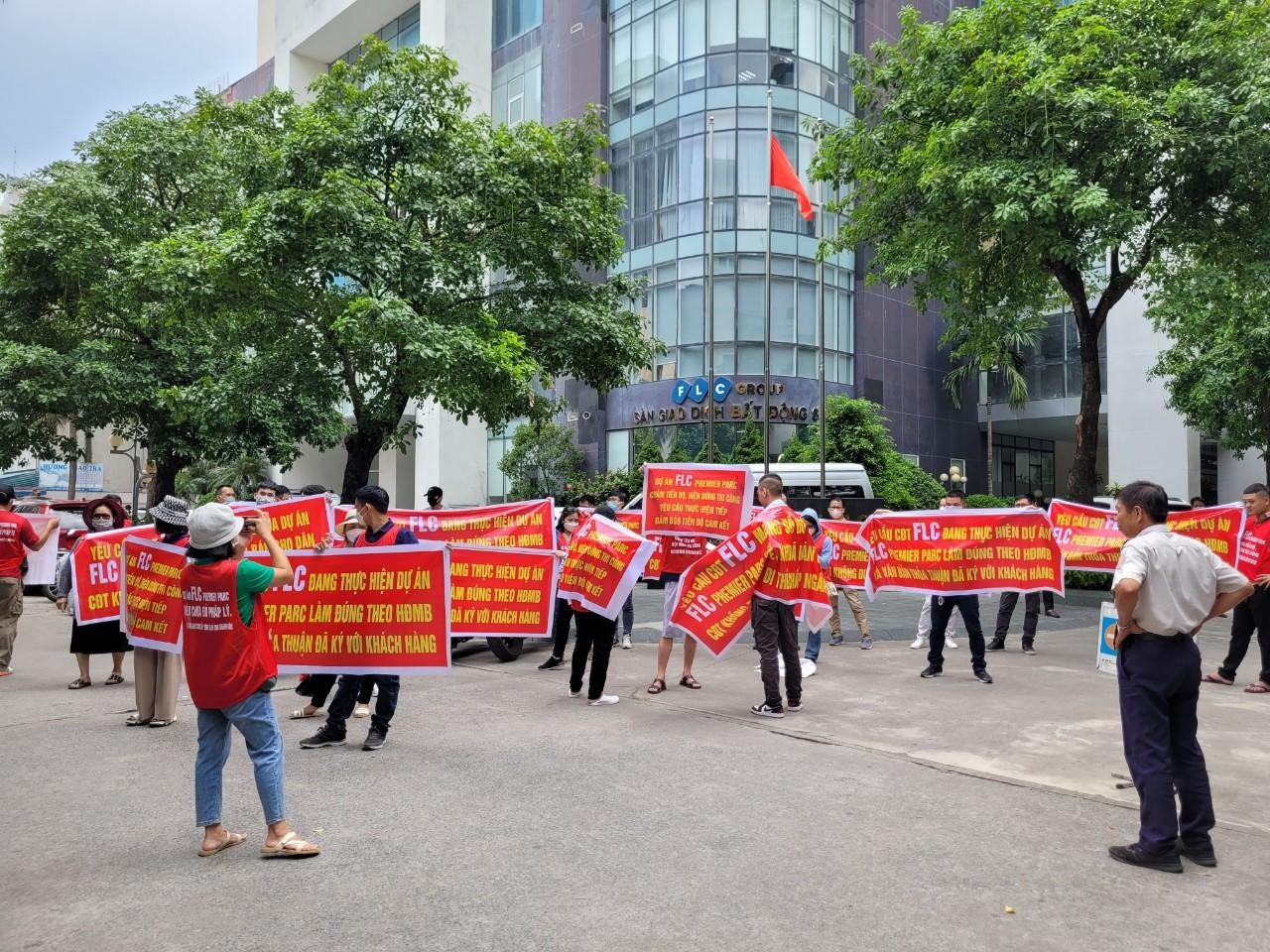 Khách hàng mua nhà tại dự án FLC Premier Parc Đại Mỗ (Nam Từ Liêm, Hà Nội) căng băng rôn yêu cầu thực hiện đúng cam kết theo hợp đồng mua bán. Khách hàng mua nhà tại dự án FLC Premier Parc Đại Mỗ (Nam Từ Liêm, Hà Nội) căng băng rôn yêu cầu thực hiện đúng cam kết theo hợp đồng mua bán.