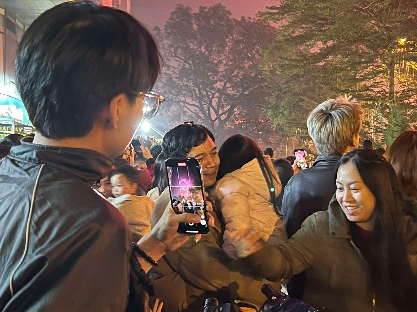 Người dân vừa xem vừa ghi lại khoảnh khắc đặc biệt đón chào năm mới 2025. Người dân vừa xem vừa ghi lại khoảnh khắc đặc biệt đón chào năm mới 2025.