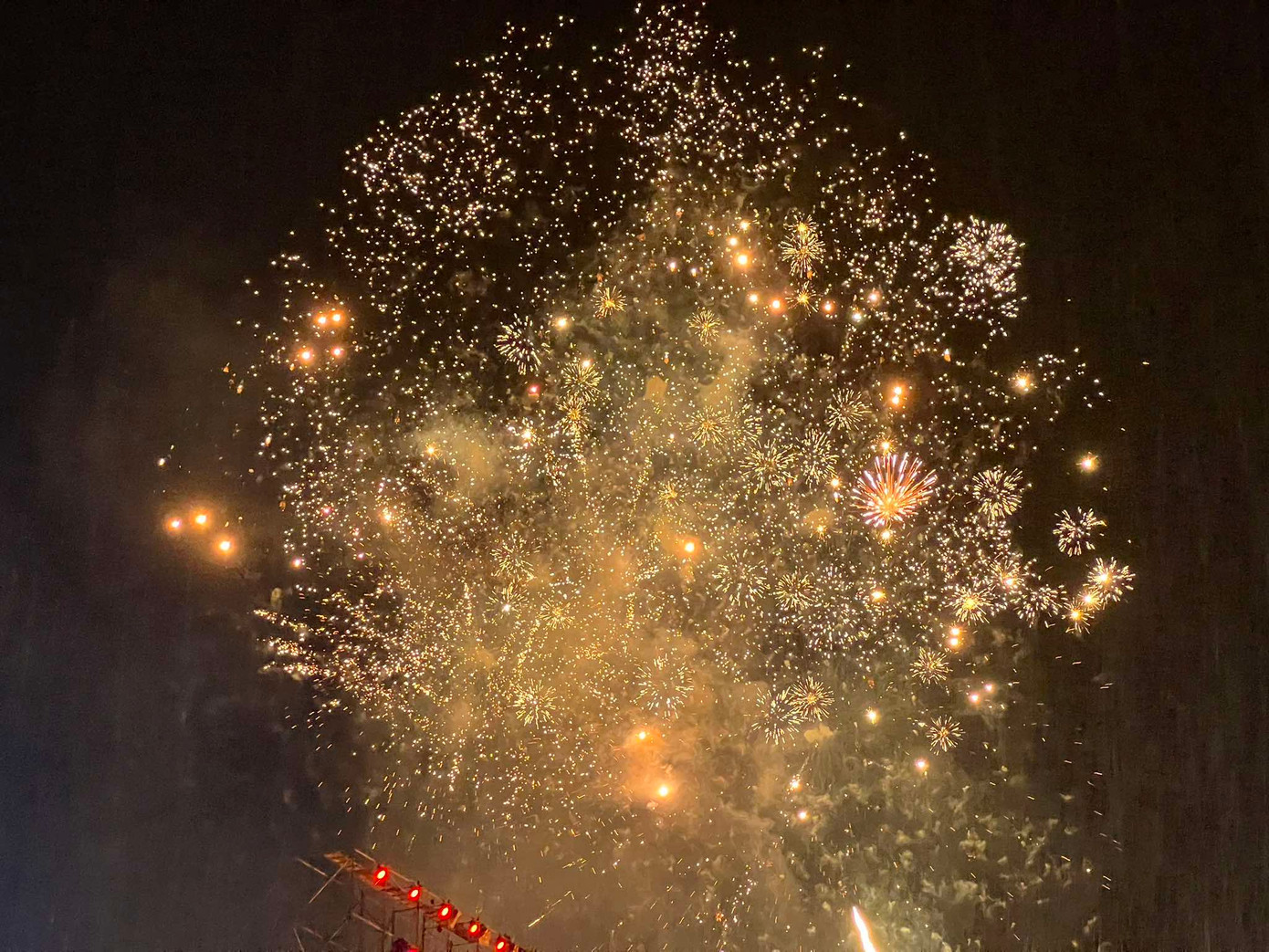 Rực rỡ pháo hoa đón năm mới 2025 ảnh 116 Rực rỡ pháo hoa đón năm mới 2025 ảnh 116