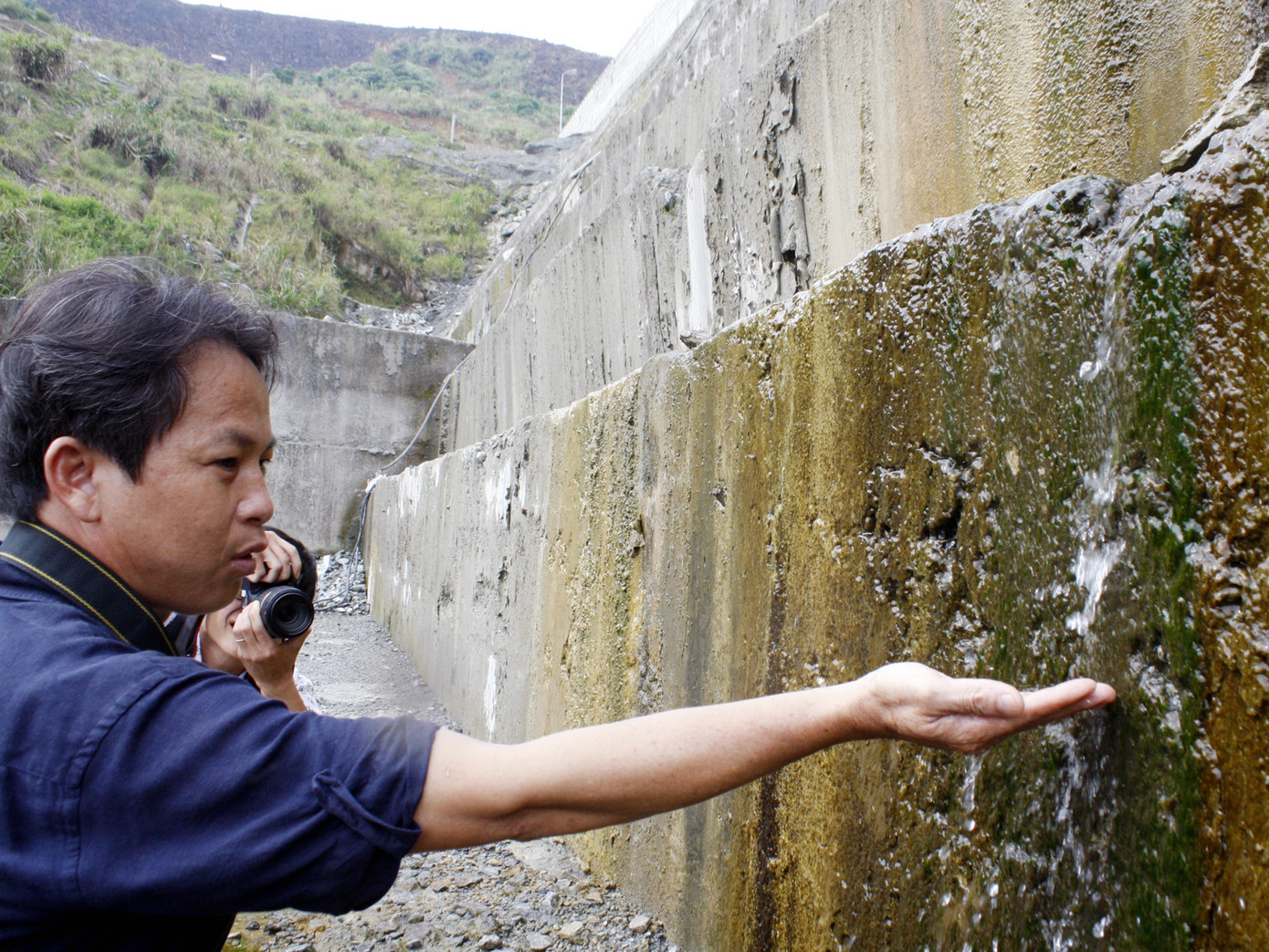 Ngày 18 – 4, nước vẫn còn rò chảy ở thân đập hạ lưu. Ảnh: Nguyễn Thành Ngày 18 – 4 nước vẫn còn rò chảy ở thân đập hạ lưu