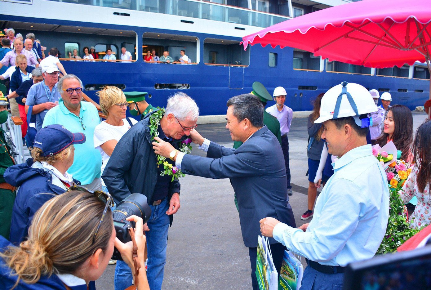 Ông Nguyễn Ngọc Quý - Giám đốc sở Du lịch Quảng Bình, tặng hoa du khách