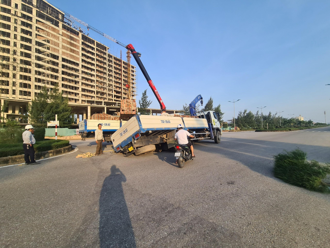 Xe tải bị sụt hố. Xe tải bị sụt hố.