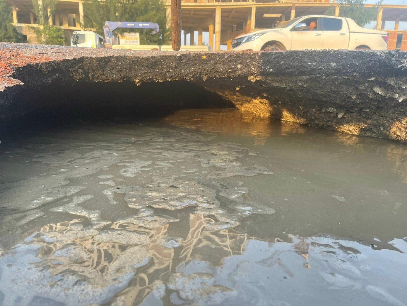 Nước ứ đọng rất nhiều ở hố sụt Nước ứ đọng rất nhiều ở hố sụt