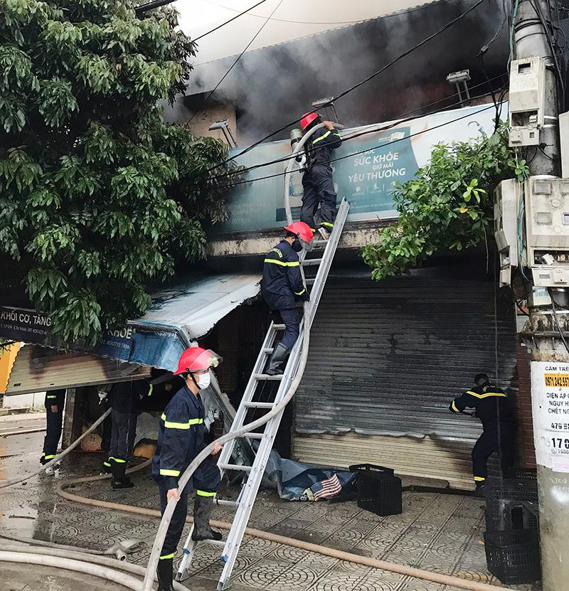 Lực lượng chức năng nổ lực dập tắt đám cháy