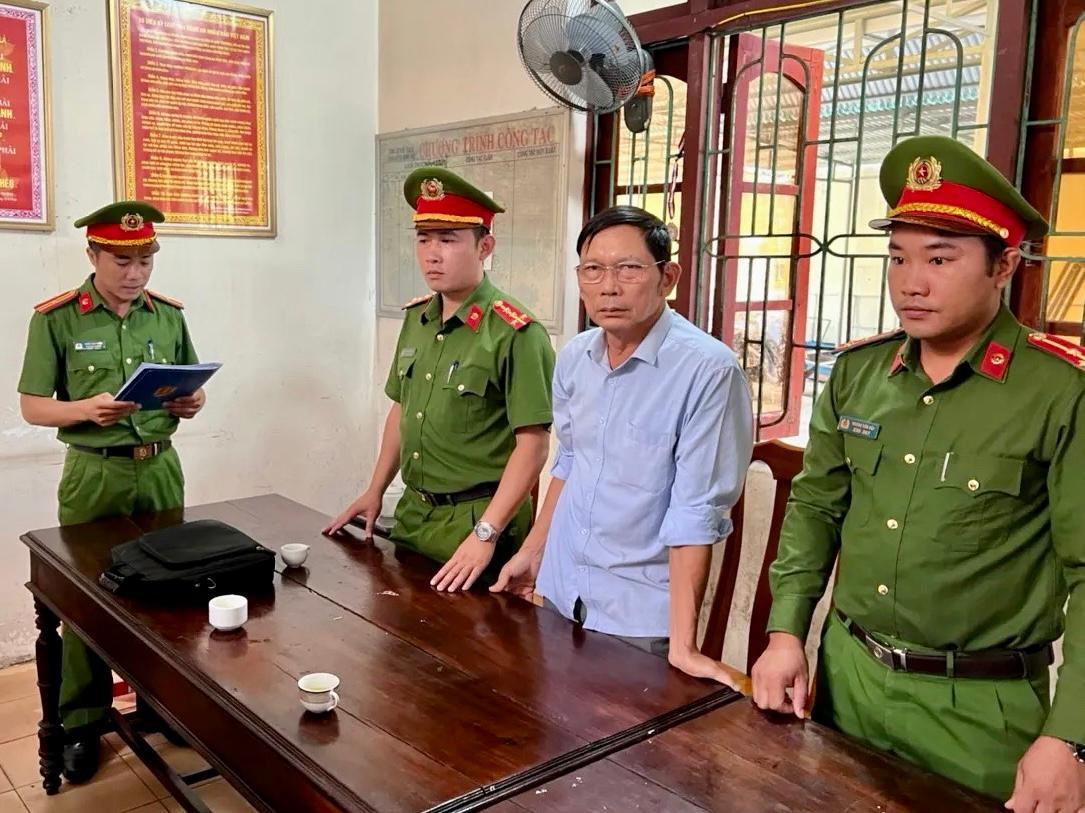 Bắt nguyên chủ tịch xã Hoàn Trạch Bố Trạch Quảng Bình. Bắt nguyên chủ tịch xã Hoàn Trạch Bố Trạch Quảng Bình.