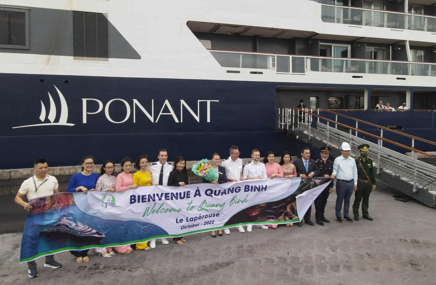 Ngành du lịch Quảng Bình đón du khách trên tàu du lịch cao cấp
