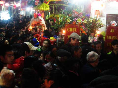 Hàng nghìn người dân cùng khách thập phương chen chúc nhau xem lễ rước lợn