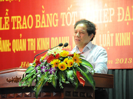 Tiến sĩ Lê Văn Thanh –Bí thư Đảng ủy, Viện trưởng Viện Đại học Mở phát biểu tại buổi lễ. Tiến sĩ Lê Văn Thanh –Bí thư Đảng ủy, Viện trưởng Viện Đại học Mở phát biểu tại buổi lễ