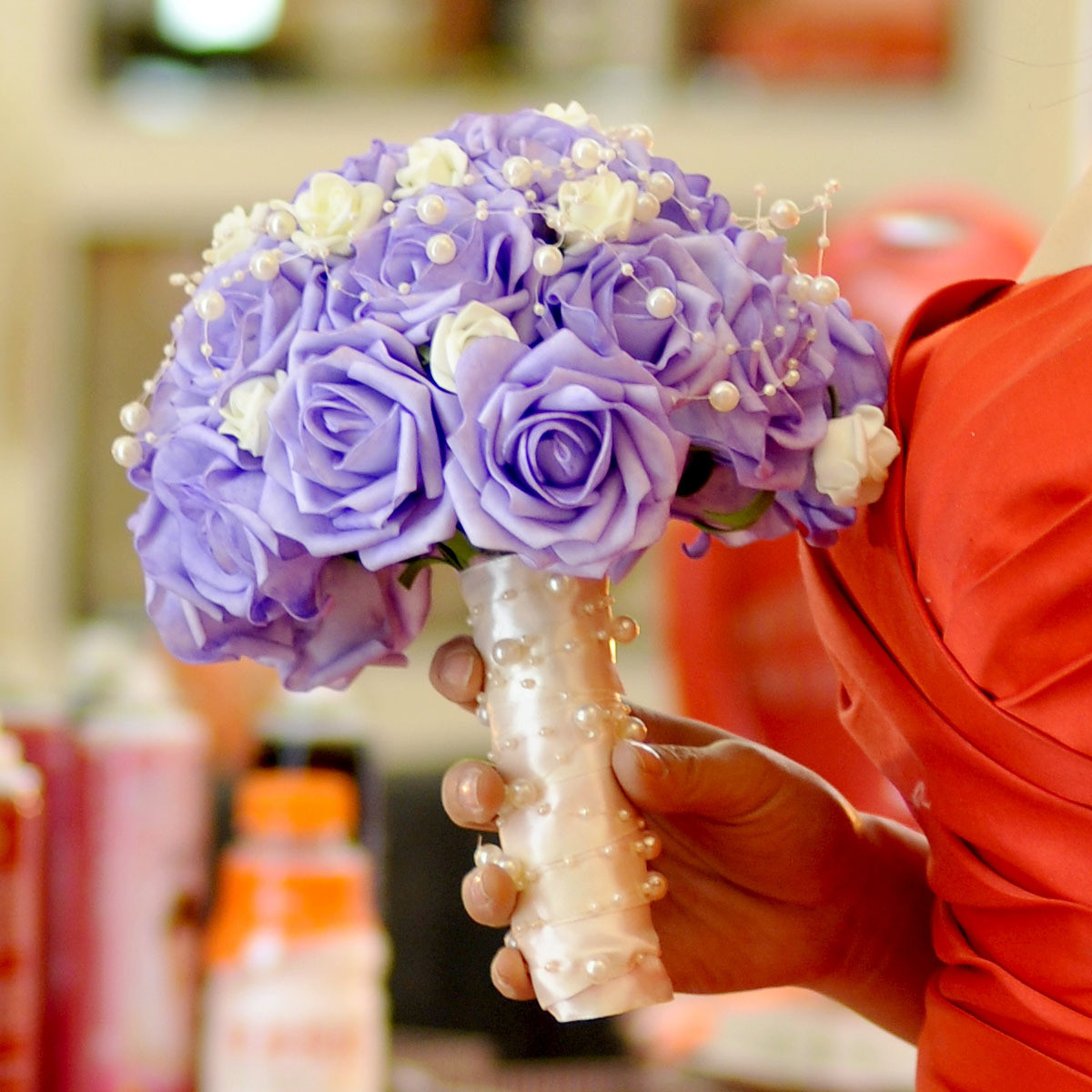 Từ hoa cưới... ...thiếp cưới ...những món đồ trang trí tại tiệc cưới tới trang phục của cô dâu chú rể để tràn ngập sắc tím thủy chung.