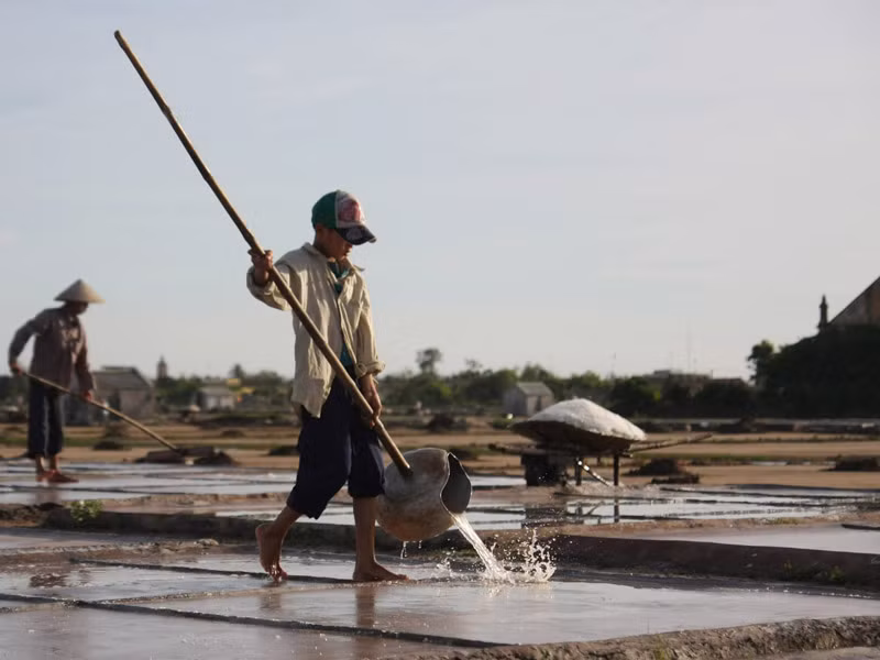 Sản xuất muối còn nặng thủ công. Ảnh: Xuân Phú