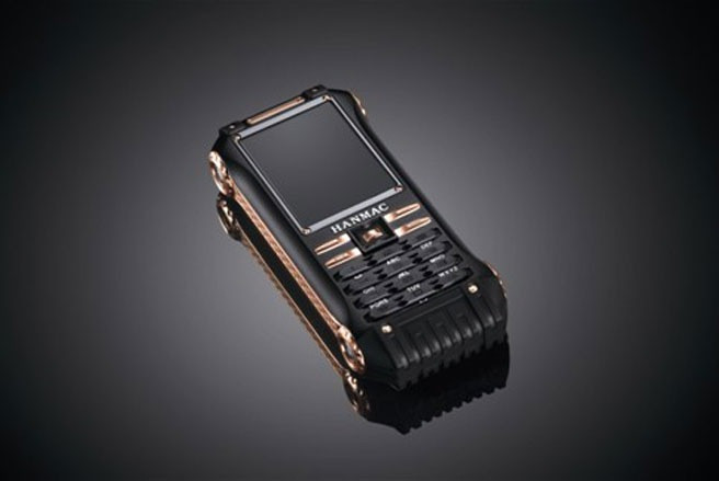 HANMAC Range Giá tham khảo: 5.000 USD Thương hiệu này không quá nổi tiếng, dù các sản phẩm của hãng nằm trong phân khúc điện thoại di động sang trọng. Tuy vậy, theo các chuyên gia công nghệ, điện thoại sang trọng của HANMAC có chất lượng tốt cùng khả năng xử lý nhanh chóng. HANMAC Range Giá tham khảo: 5.000 USD Thương hiệu này không quá nổi tiếng, dù các sản phẩm của hãng nằm trong phân khúc điện thoại di động sang trọng. Tuy vậy, theo các chuyên gia công nghệ, điện thoại sang trọng của HANMAC có chất lượng tốt cùng khả năng xử lý nhanh chóng. Riêng về mẫu Range của HANMAC, đây là dòng điện thoại có thân làm từ titanium chuyên sử dụng trong ngành công nghiệp hàng không vũ trụ, có khả năng chịu nhiệt rất cao, chống ăn mòn và độ bền lớn. Máy có camera 5 Megapixel, cùng màn hình kính sapphire 2,2 inch - Ảnh: Tech
