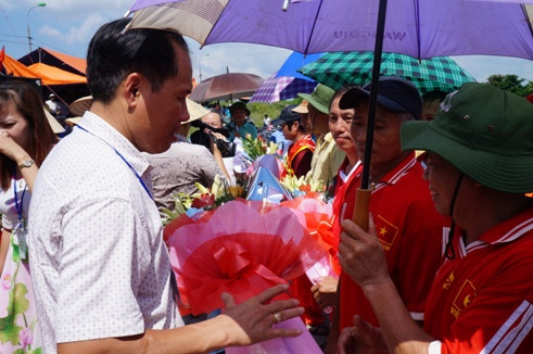 Cả nghìn người theo dõi lễ hội thi bơi chải giữa Thủ đô ảnh 11