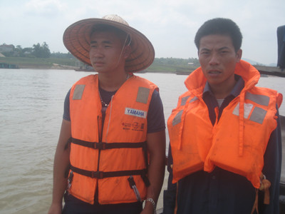 Lê Anh (trái) và đồng nghiệp trên sông. Ảnh: T.L