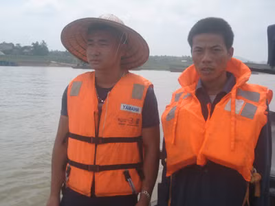 Lê Anh (trái) và đồng nghiệp trên sông. Ảnh: T.L