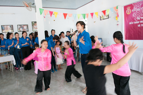 Nguyễn Thị Tuyết Ngọc hát cùng các em nhỏ tại trung tâm. Ảnh: Công Khanh