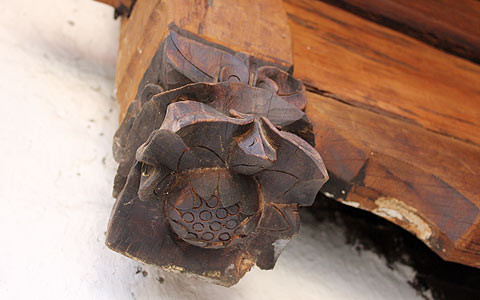 Nổi bật trong kiến trúc, điêu khắc trong ngôi dinh thự là ảnh hưởng nặng nề của thuốc phiện. Những vì kèo được khắc họa hình hoa anh túc. Một trong nhiều họa tiết khắc họa rõ hình hoa thuốc phiện - loài cây điển hình trong một thời kỳ ở vùng cao nguyên đá. Trong khu dinh thự họ Vương, các phiến đá kê cột nhà đều được tiện, gọt thành hình quả thuốc phiện. Sau khi mài nhẵn, chúng đều được dùng những đồng bạc trắng đánh cho bóng loáng, biến màu đá trắng thành màu đồng thau, gần như màu quả thuốc phiện đã phơi khô. Họa tiết trang trí trên đầu đao kèo nhà được tiện hình quả thuốc phiện. Kho thuốc phiện được Vua Mèo Vương Chính Đức cho xây dựng phía bên trái ngôi dinh thự dùng để cất trữ thuốc phiện - một biểu tượng quyền lực của quý tộc Mông. Phía trong căn hầm Vua Mèo dùng để chứa thuốc phiện. Chiếc bể tắm được đục đẽo công phu hình bán nguyệt từ đá nguyên khối mà tương tuyền vốn là bể tắm sữa dê cho bà vợ thứ nhất của vua Mèo. Vua Mèo Vương Chính Đức và đại gia đình quý tộc của ông.