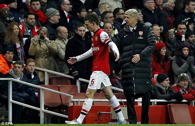 Koscielny bị đuổi ngay phút thứ 9