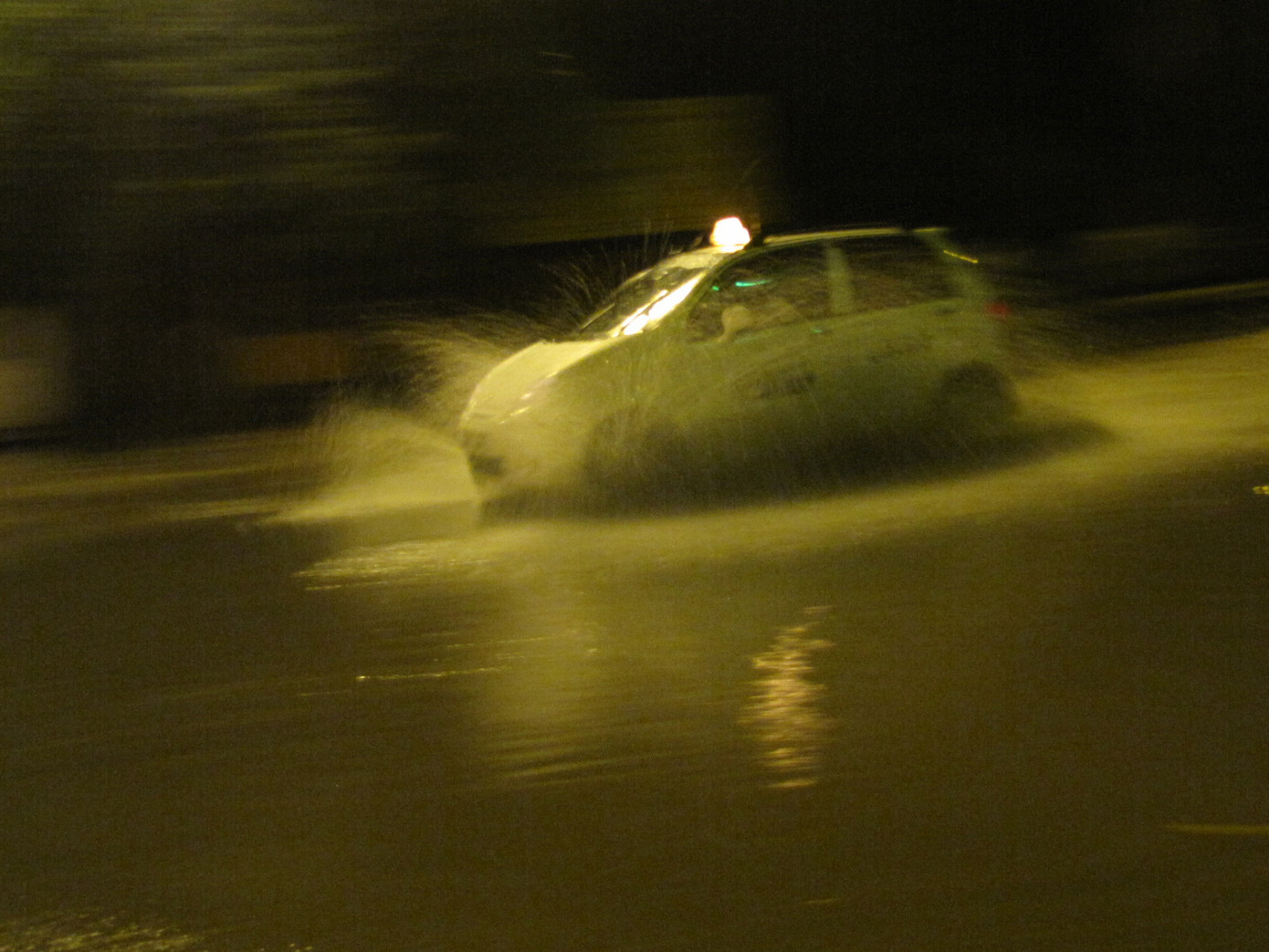 Các phương tiện tham gia giao thông đi lại khó khăn