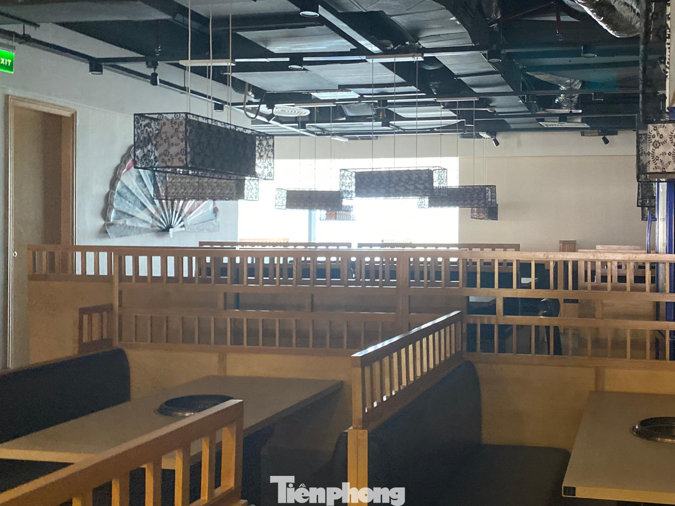 Bên trong một nhà hàng đóng cửa, nội thất phủ kín bụi