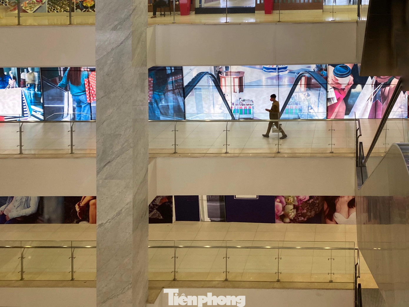 Quầy trống quây kín bạt, lác đác có người qua lại. Thông tin quảng cáo từ chủ đầu tư cho biết, TTTM này đã đi vào hoạt động từ năm 2017 với tỷ lệ lấp đầy hơn 80% lúc khai trương. Theo số liệu từ Colliers International, quý 4/2020, giá cho thuê một m2 thương mại tại đây là 33 triệu đồng/m2