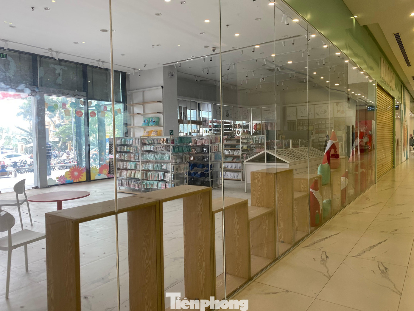 Gian hàng sảnh tầng 1, 2 mặt tiền, chiếm vị trí nổi bật nhìn ra mặt đường cũng đã đóng cửa một thời gian. Nhân viên bán quần áo trẻ em ở quầy gần đó than thở, khách qua lại ngày một thưa thớt khi các nhãn hàng lũ lượt rời đi