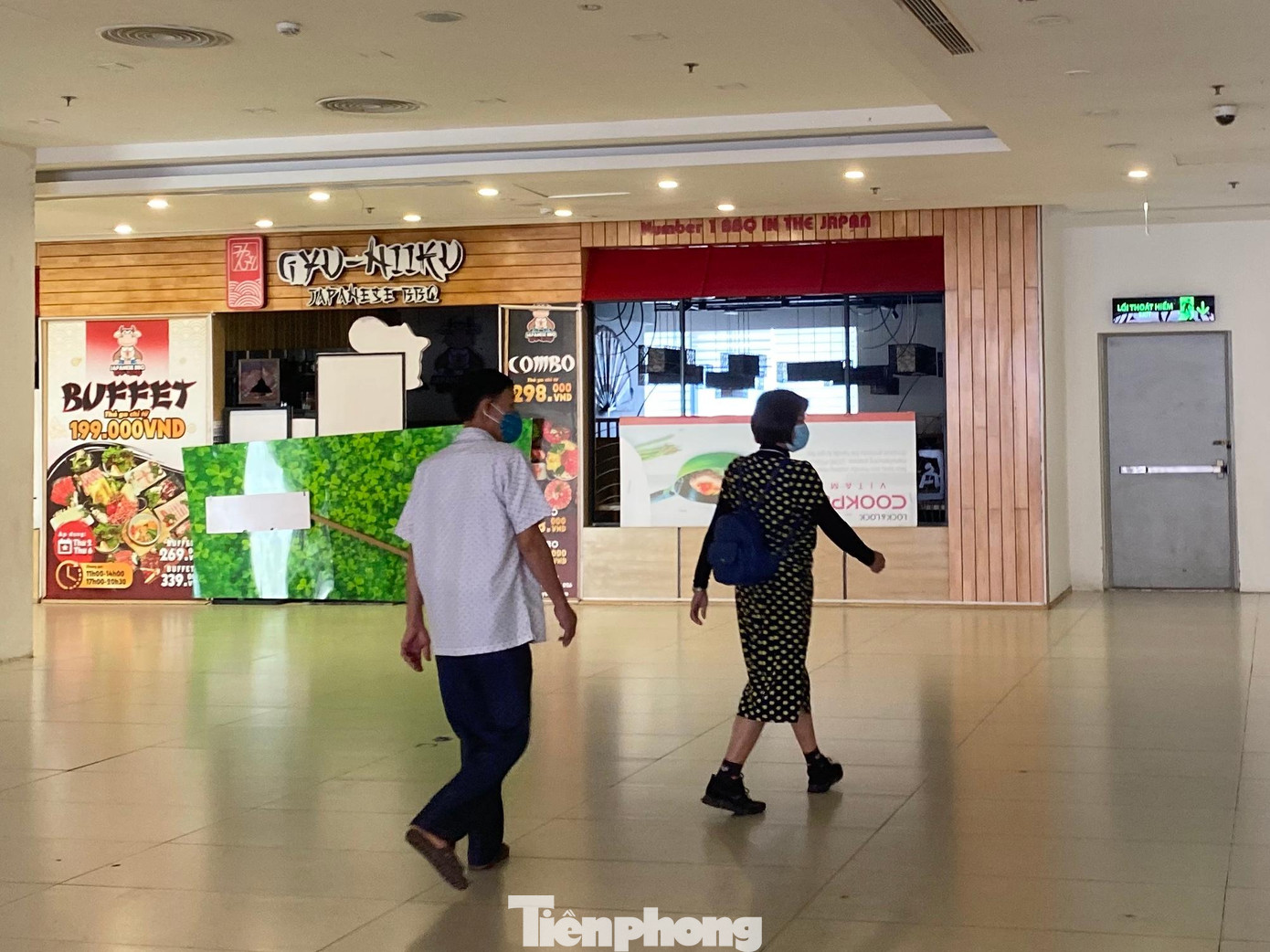 Gian hàng đóng cửa, không gian TTTM được một số người dân ưa thích, chọn làm chỗ đi dạo, tập thể dục, tránh nóng miễn phí