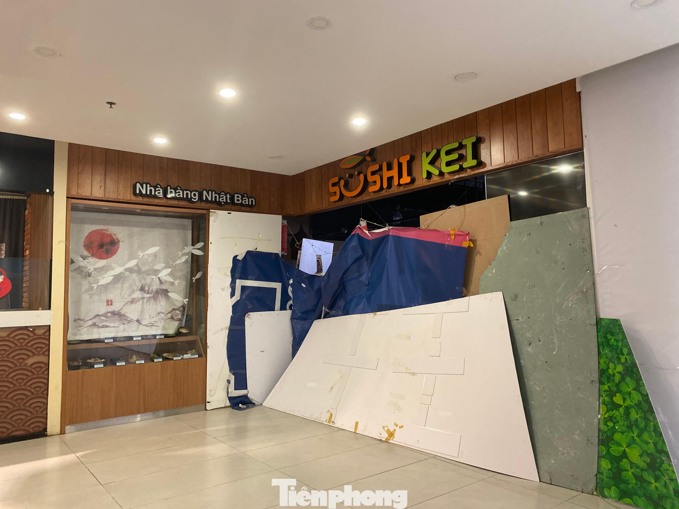 Nhà hàng đóng cửa quây kín cát tông, bạt để bảo vệ trang thiết bị