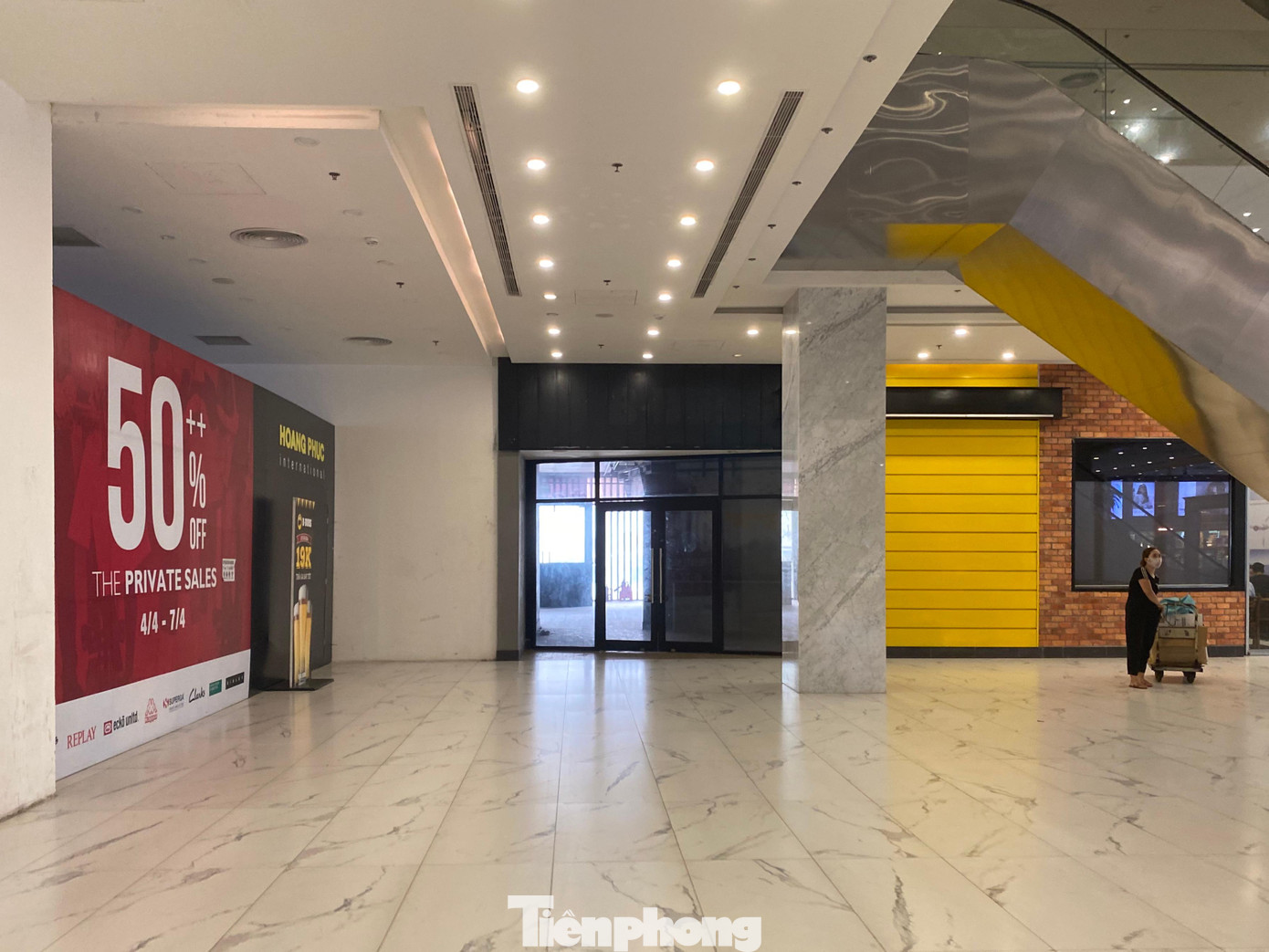 Nhiều gian hàng đã gỡ biển hiệu, dọn sạch hàng hoá, nội thất. Nhân viên TTTM cho biết, từ nửa cuối năm 2020 đến nay, ngày càng nhiều nhãn hàng “dứt áo ra đi”