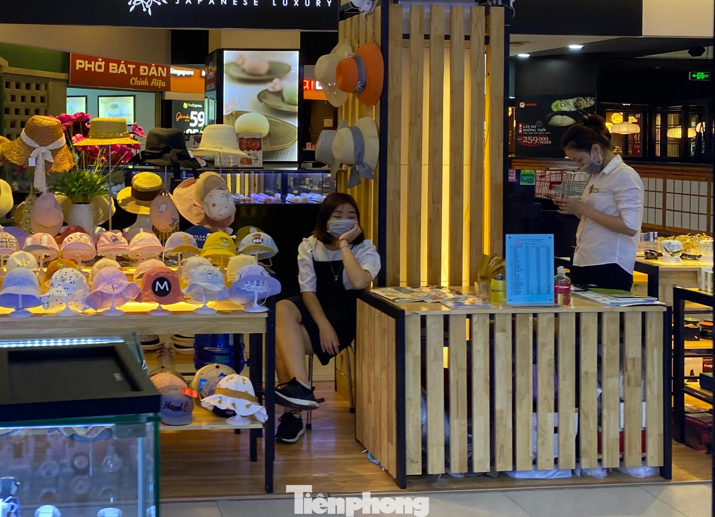 Một số quầy hoạt động thì chỉ có duy nhất 1 nhân viên trông hàng, thường xuyên trong trạng thái “ngóng” khách