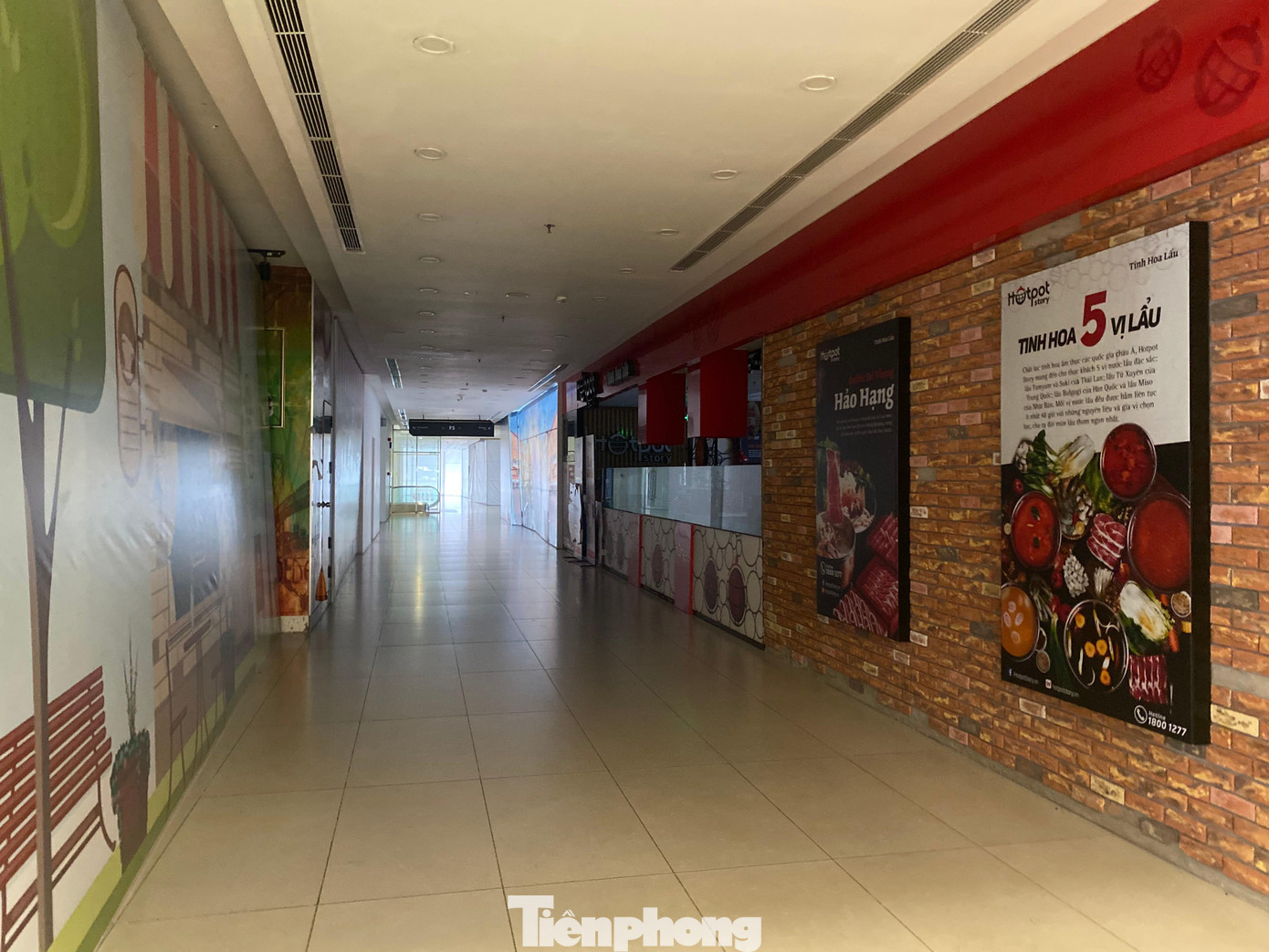 Từng là nơi sầm uất, quy tụ nhiều nhãn hiệu mua sắm, ẩm thực nổi tiếng, nhưng giờ đây, mặt bằng cho thuê tại một TTTM (Thanh Xuân, Hà Nội) trống tới quá nửa. Một số sàn tối om, cửa đóng then cài khi đồng loạt cửa hiệu trả mặt bằng